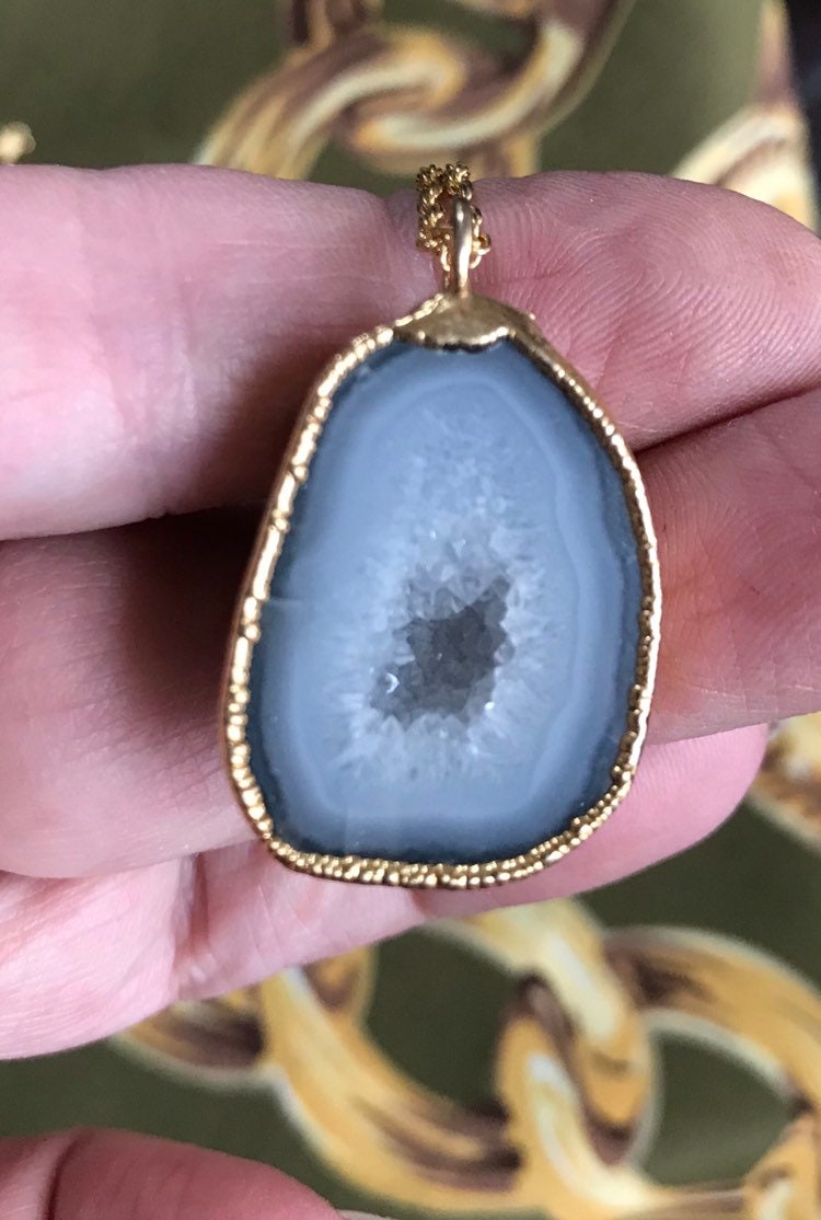 1-1/8 Zoll Geode Anhänger Halskette An Goldton 18 Kette 1-1/8 Zoll Geode Anhänger Halskette An Goldton 18 Kette von JunkQueenJellyBean