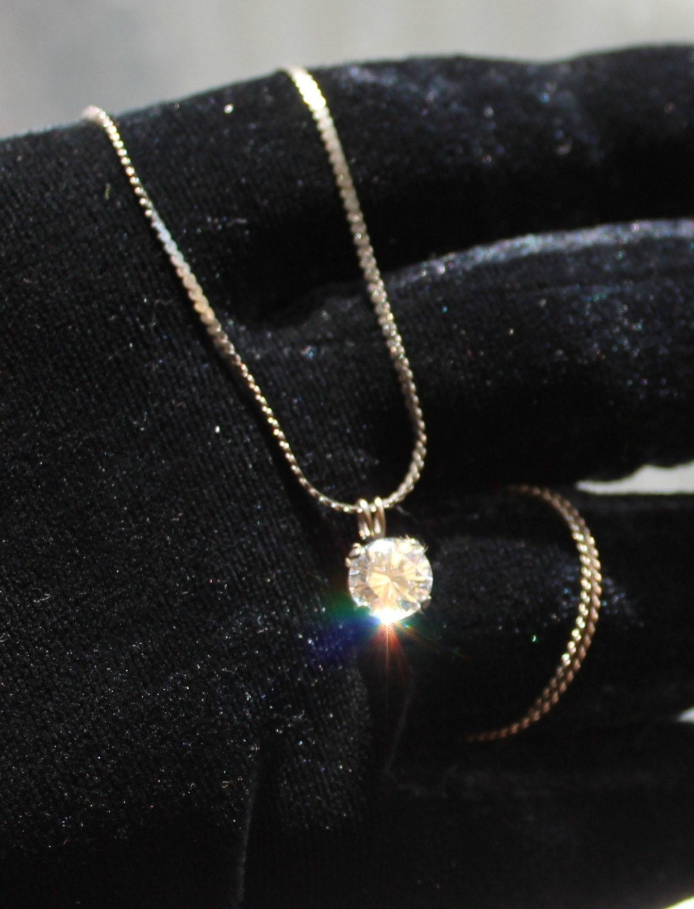 Brilliant Cut Solitaire Kristall Anhänger Gefasst in Sterling Silber An Einer Kette Brilliant Cut Solitaire Kristall Anhänger Gefasst in Sterling Silber An Einer Kette von JunkQueenJellyBean