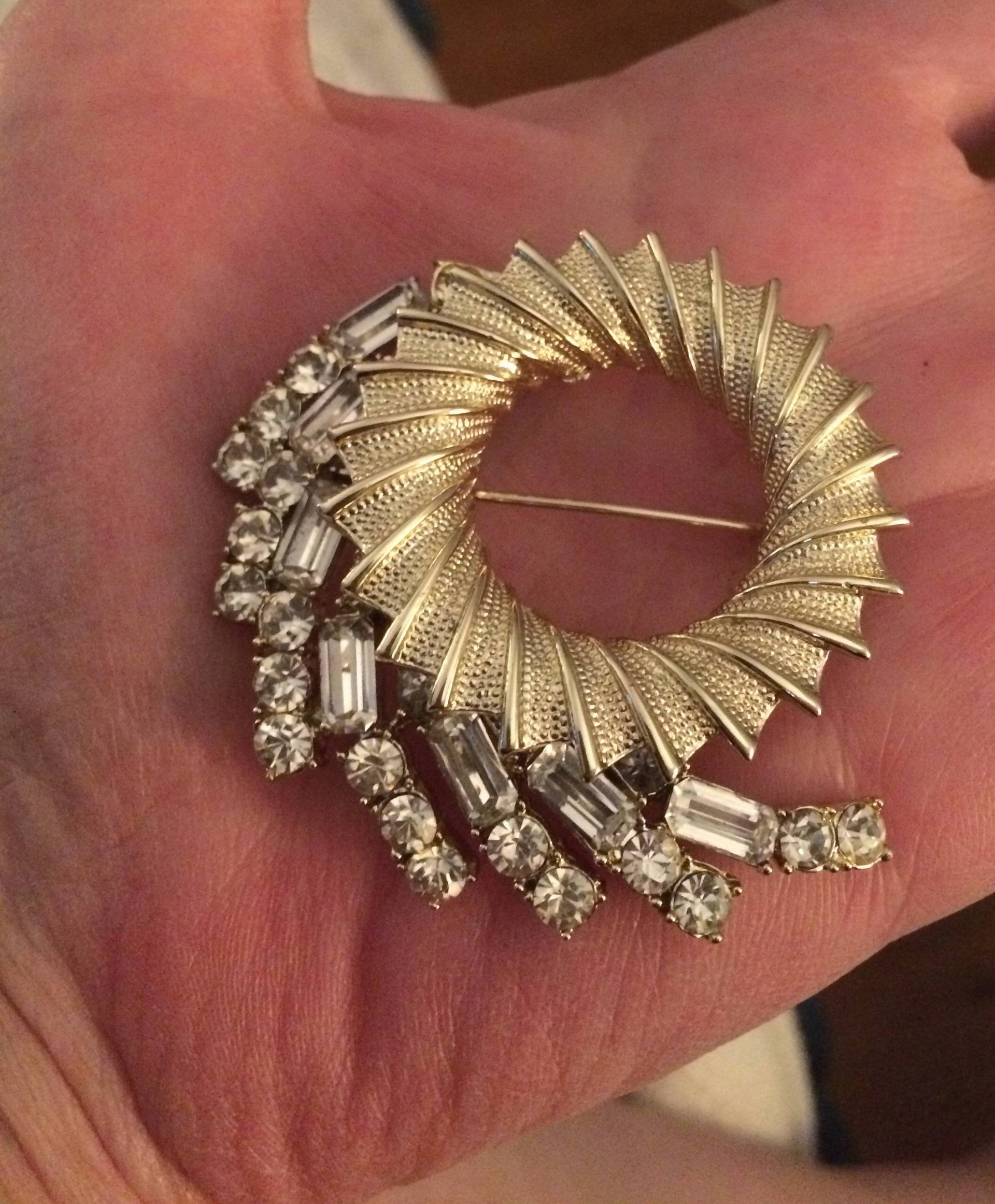 Bsk Strass Brosche Signiert Goldfarbener Kranz Kometennadel Bsk Strass Brosche Signiert Goldfarbener Kranz Kometennadel von JunkQueenJellyBean