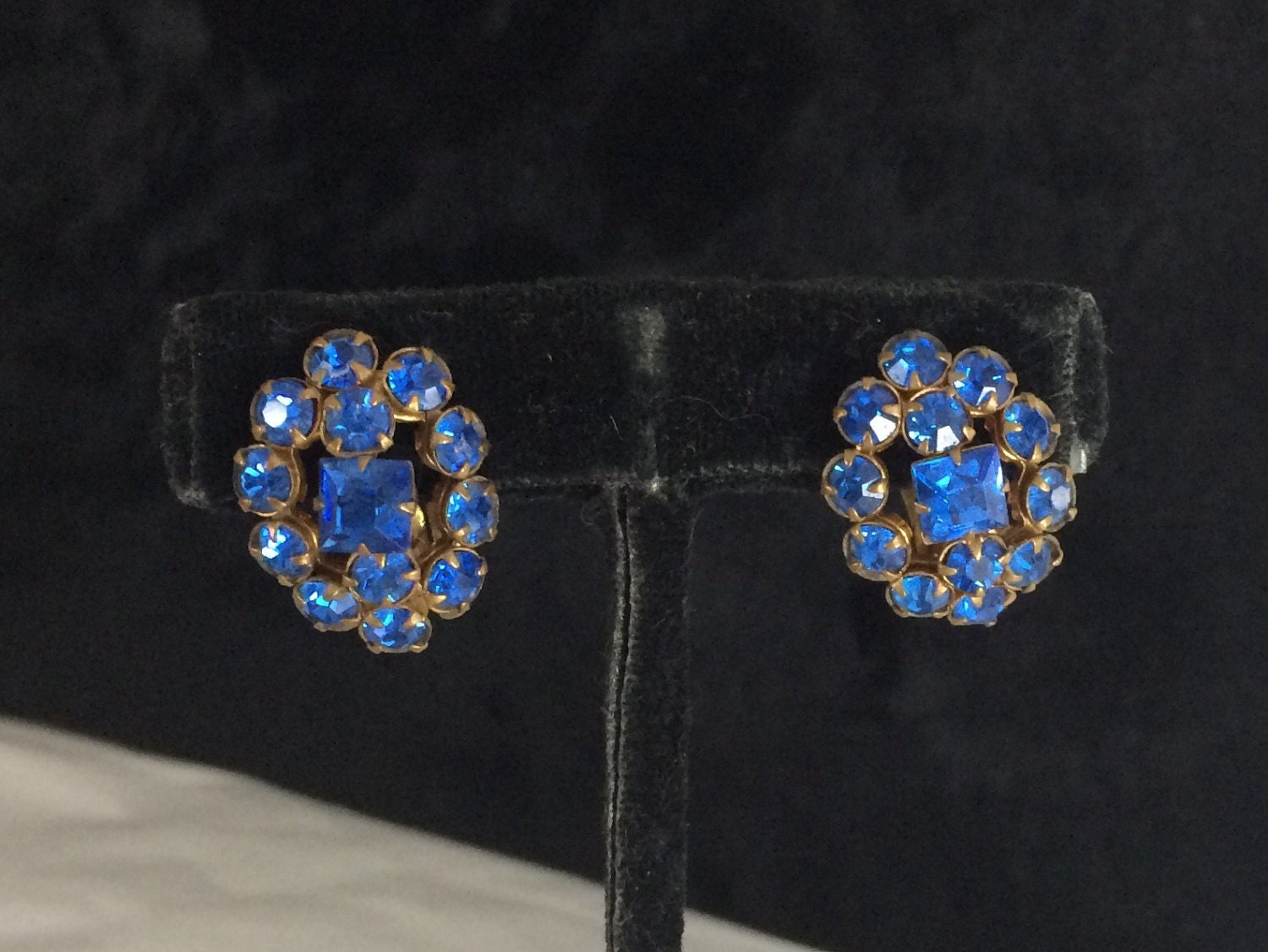 Dunkelblaue Strass Ohrringe 1940Er Jahre Ellipsenförmige Ohrclips Dunkelblaue Strass Ohrringe 1940Er Jahre Ellipsenförmige Ohrclips von JunkQueenJellyBean