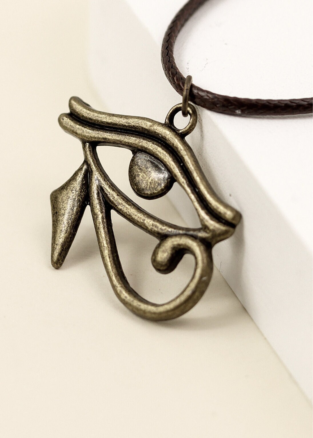 Auge Des Horus Kette Antik Gold Anhänger, Braune Kordel Auge Des Horus Kette Antik Gold Anhänger, Braune Kordel von JunkboxApparel