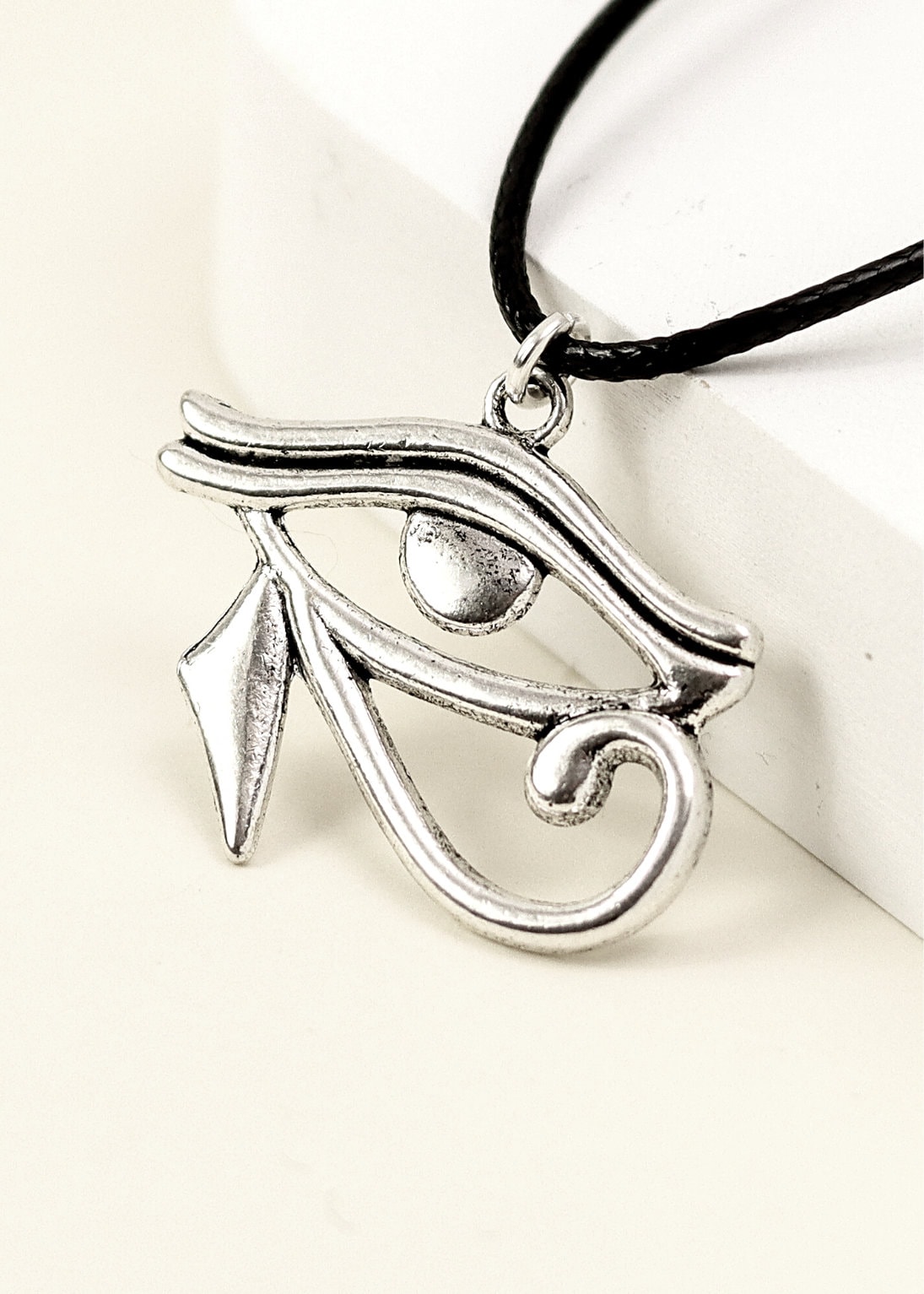 Auge Des Horus Anhänger Tibetsilber Anhänger, Schwarze Kordel Auge Des Horus Anhänger Tibetsilber Anhänger, Schwarze Kordel von JunkboxApparel