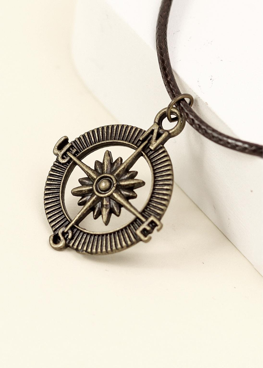 Braune Kordel Kompass Halskette Boho Beachy Charm Schmuck Braune Kordel Kompass Halskette Boho Beachy Charm Schmuck von JunkboxApparel