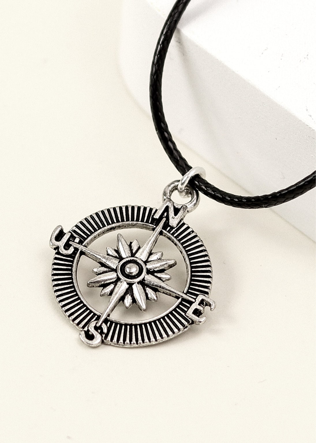 Kompass Halskette Aus Tibetsilber - Schwarze Kordel Boho Schmuck Kompass Halskette Aus Tibetsilber - Schwarze Kordel Boho Schmuck von JunkboxApparel