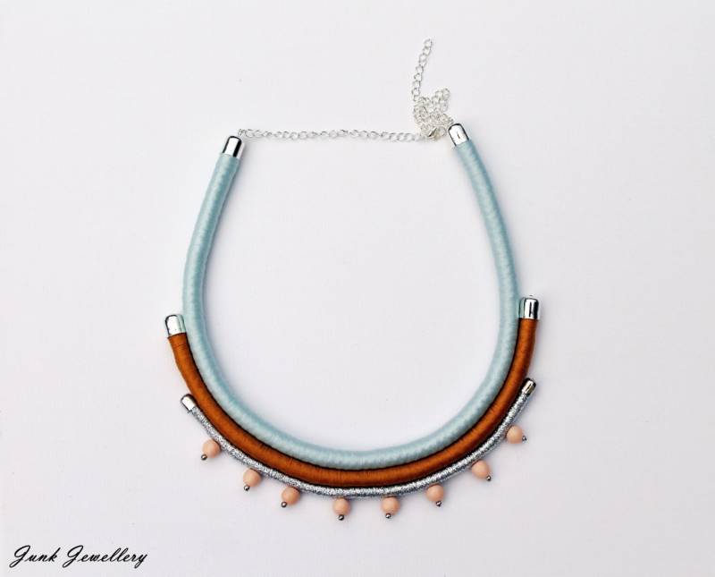 statement Halskette/Bib Farbblock Babyblau Ringelblumengelb Silber Perlen Geschenk Für Sie Handgemacht von JunkieJ