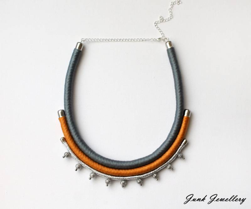 statement Seil-Halskette/Bib-Halskette Filigraner Schmuck Color Block Grau Ringelblumen Gelb Silber Geschenk Für Sie Handgemacht von JunkieJ