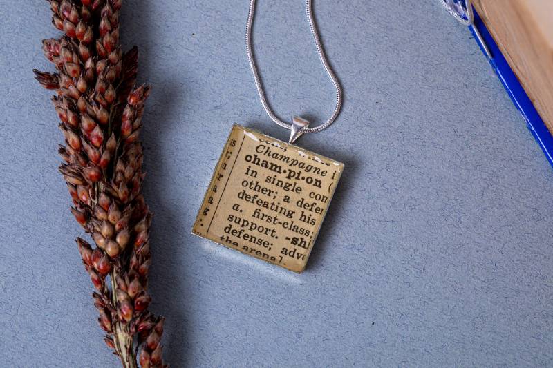 Champion Wörterbuch Halskette, Aufmuntern Geschenk, Benutzerdefinierte Personalisierte Positiv, Große Frauen, Gewinner Mädchen, Wettbewerb von Junkohol