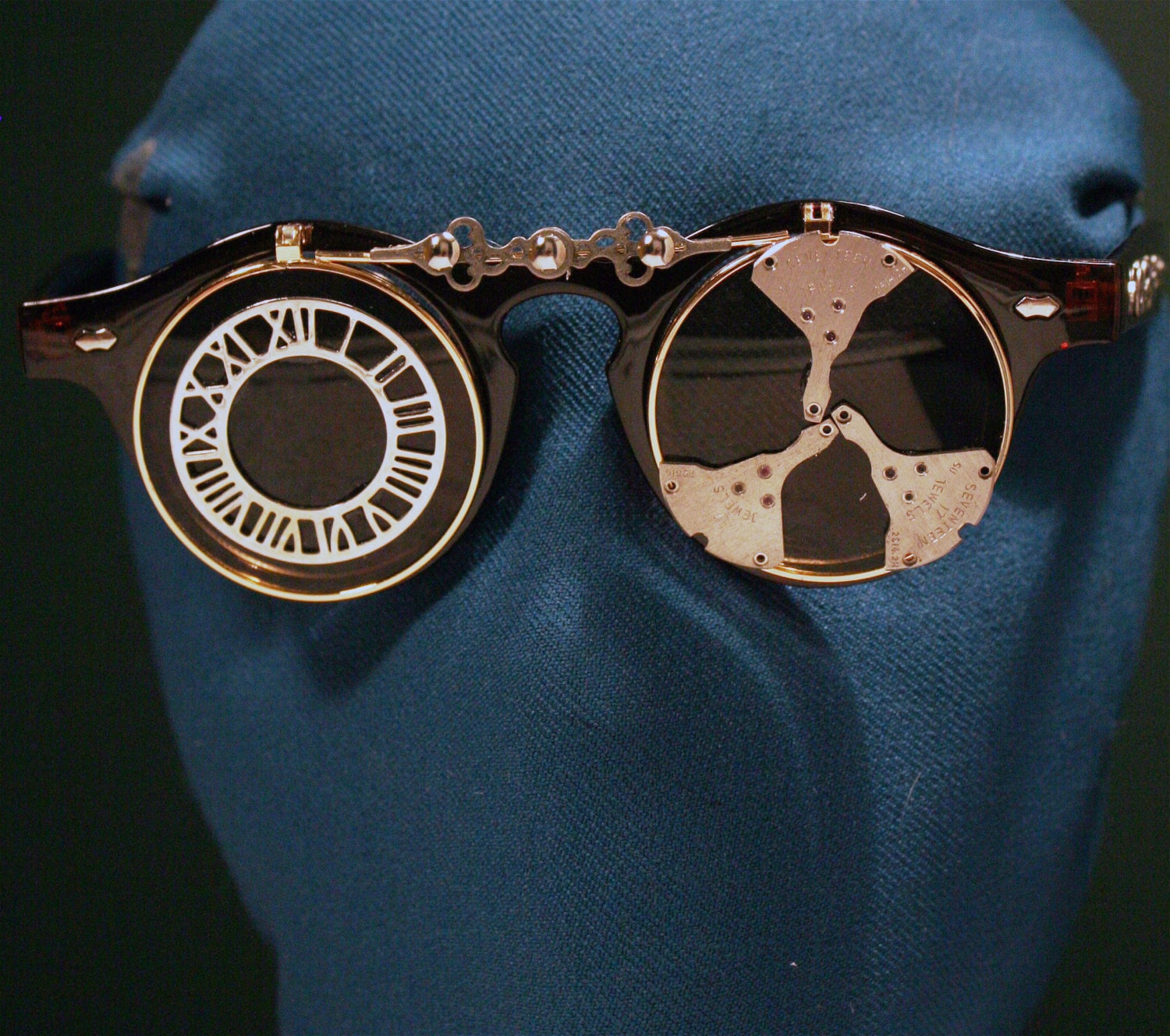 Time Sniper ~ Flip Up Sonnenbrillenschirme Retro Schildkröte Traveller Unisex Steampunk Brille Vampir Mad Scientist Cosplay Waffe Time Sniper ~ Flip Up Sonnenbrillenschirme Retro Schildkröte Traveller Unisex Steampunk Brille Vampir Mad Scientist Cosplay Waffe von Junquentoys