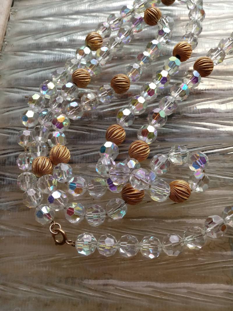 Aurora Borealis Kristall Und Gold Perle Halskette Aurora Borealis Kristall Und Gold Perle Halskette von Juntiqueaux