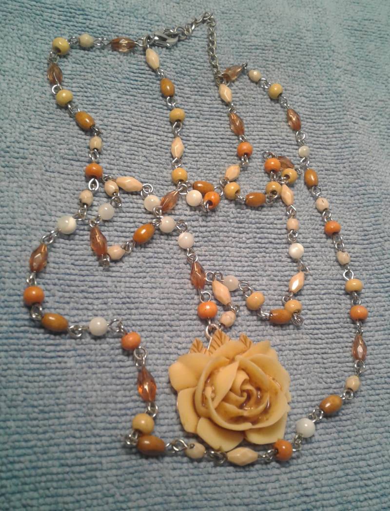 Doppelstrang Earthtones Perlenkette Mit Rose Doppelstrang Earthtones Perlenkette Mit Rose von Juntiqueaux