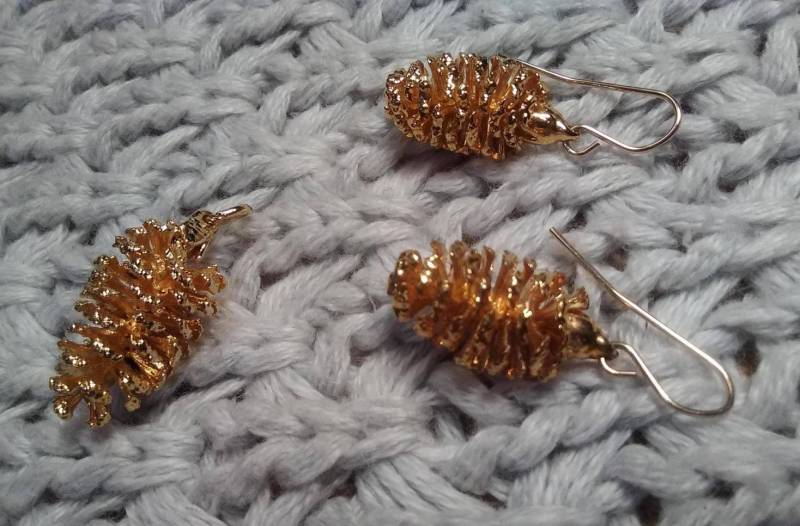 Glänzendes Goldfarbenes Pine Cones Anhänger Und Ohrring Set Glänzendes Goldfarbenes Pine Cones Anhänger Und Ohrring Set von Juntiqueaux