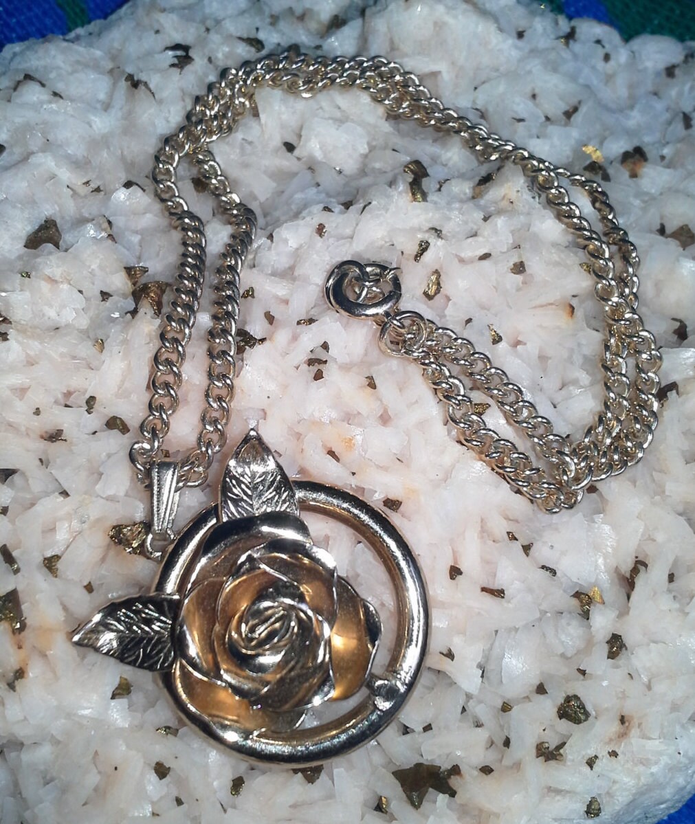 Golden Rose Anhänger Halsband von Juntiqueaux