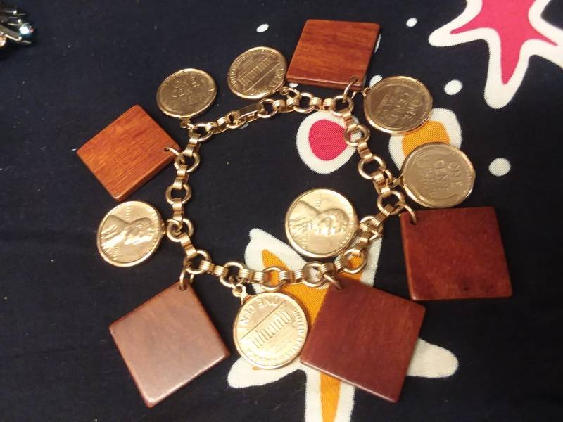 Goldenes Armband Mit Weizen-Pennies Und Holzquadraten Goldenes Armband Mit Weizen-Pennies Und Holzquadraten von Juntiqueaux