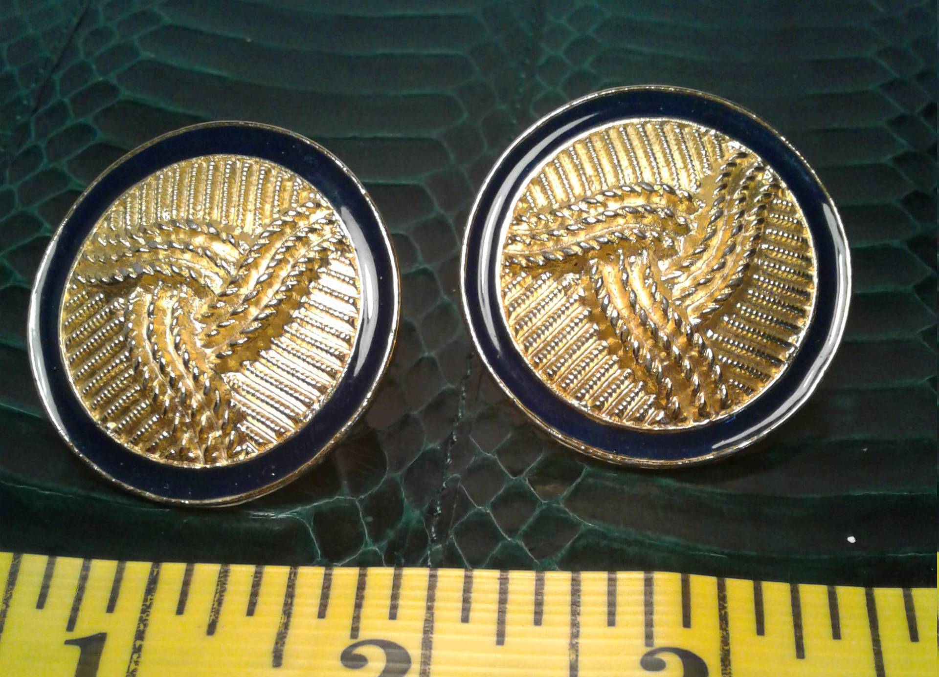 Goldfarbene Und Marineblaue Ohrringe Aus Emaille von Juntiqueaux