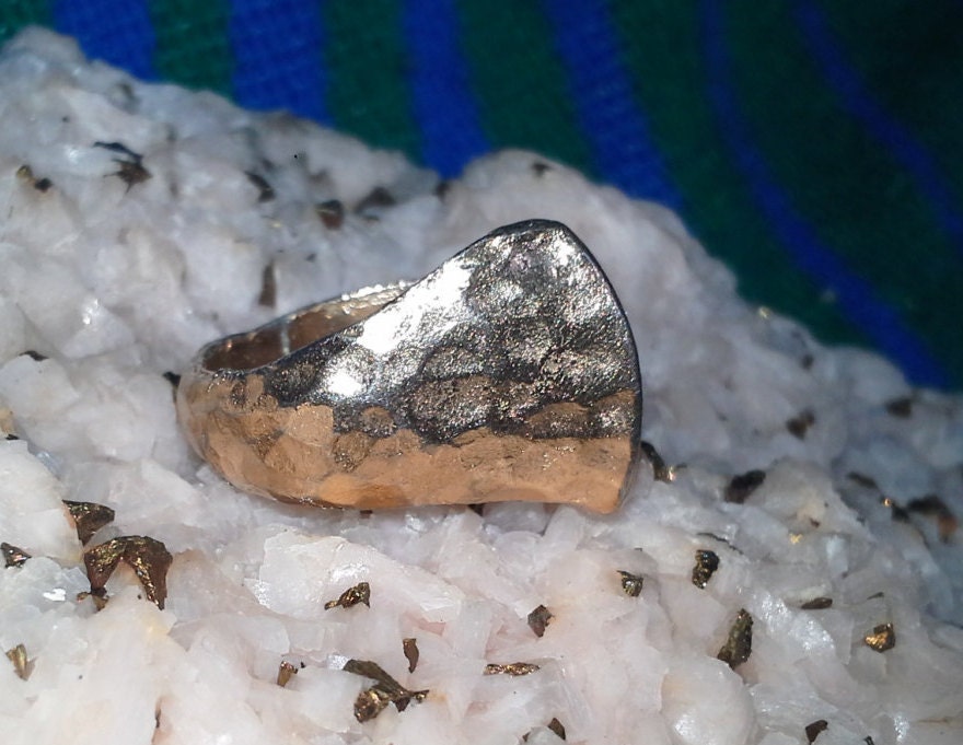Goldfarbener Nugget Fashion Ring, Größe 7 von Juntiqueaux