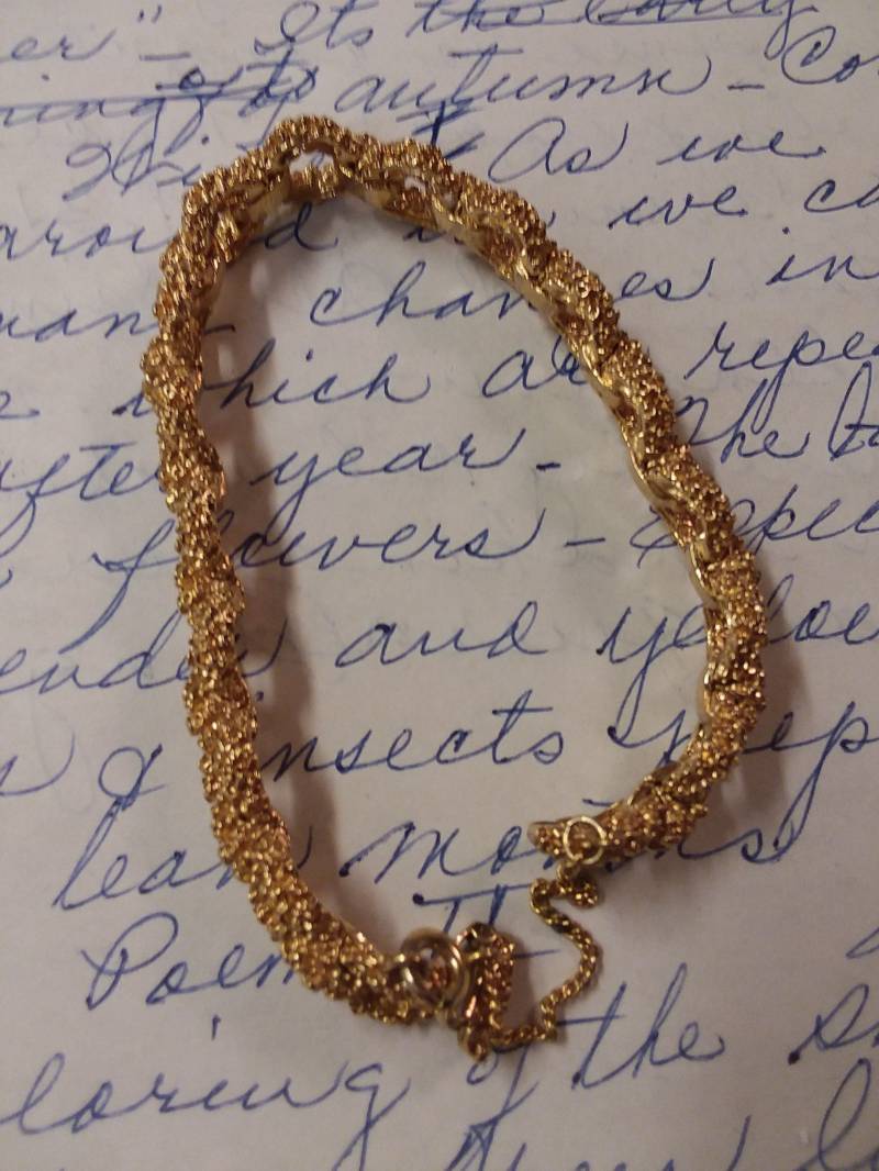 Goldfarbenes Nugget-Gliederarmband Mit Sicherheitsverschluss Goldfarbenes Nugget-Gliederarmband Mit Sicherheitsverschluss von Juntiqueaux