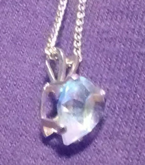Herzförmige Simulierte Diamant-Anhänger Auf Gold-Ton-Kette Herzförmige Simulierte Diamant-Anhänger Auf Gold-Ton-Kette von Juntiqueaux