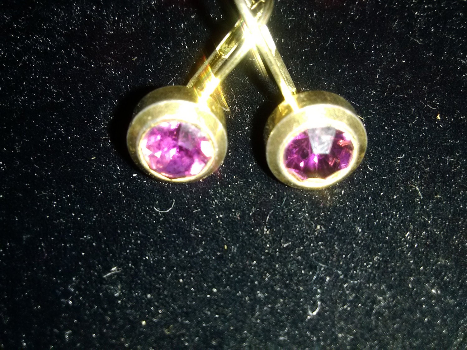 Hübsche Granat, Amethyst Crystal Drop Ohrringe von Juntiqueaux