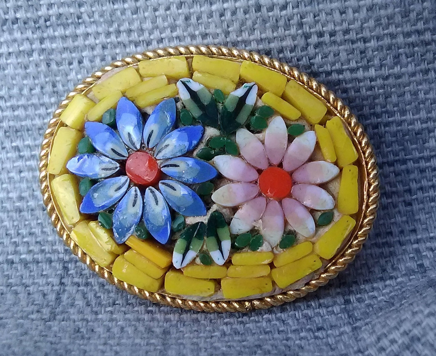 Mikro-Mosaik Winzige Glasmosaik-Kunst-Pin-Brosche von Juntiqueaux