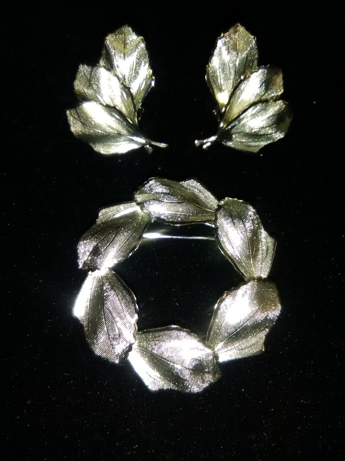 Silvertone Mode Blatt Kranz Pin Und Clip-On Ohrringe von Juntiqueaux