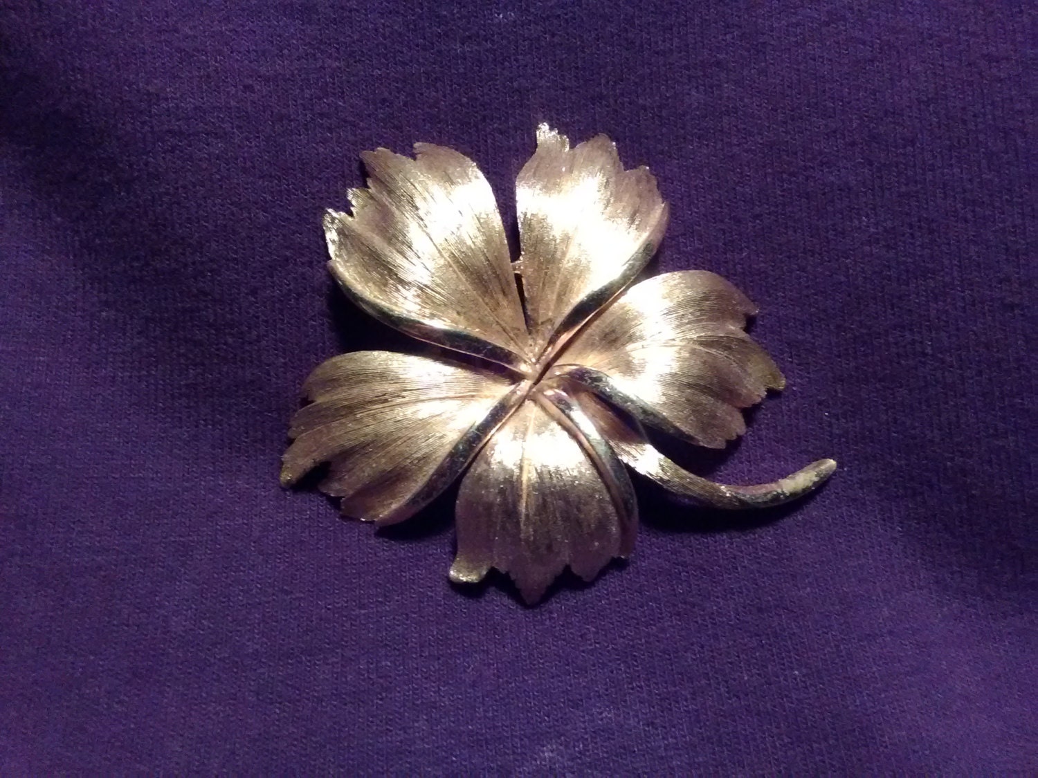 Trifari Flower Pin Mit Einem Bonus Ohrring von Juntiqueaux