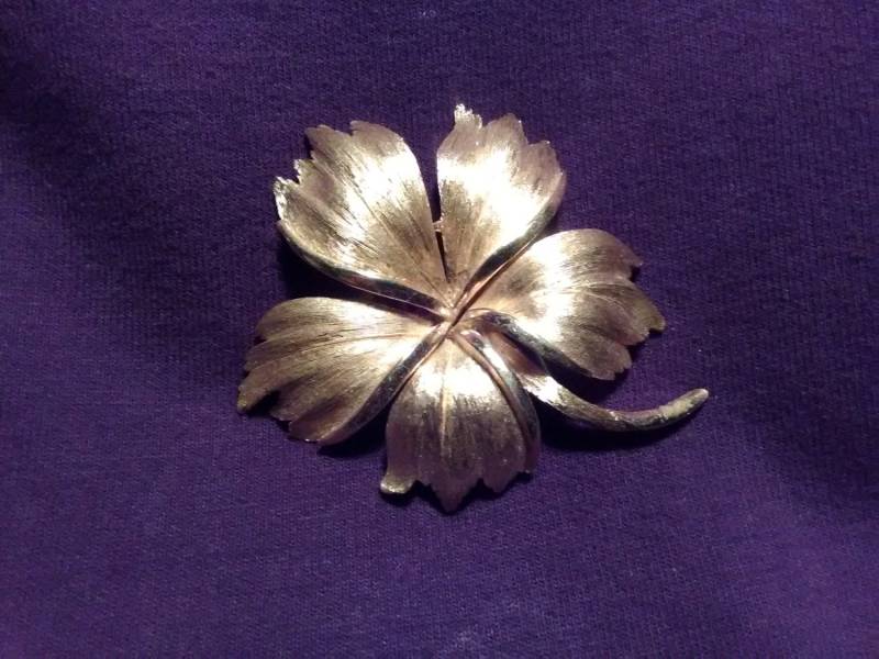 Trifari Flower Pin Mit Einem Bonus Ohrring Trifari Flower Pin Mit Einem Bonus Ohrring von Juntiqueaux
