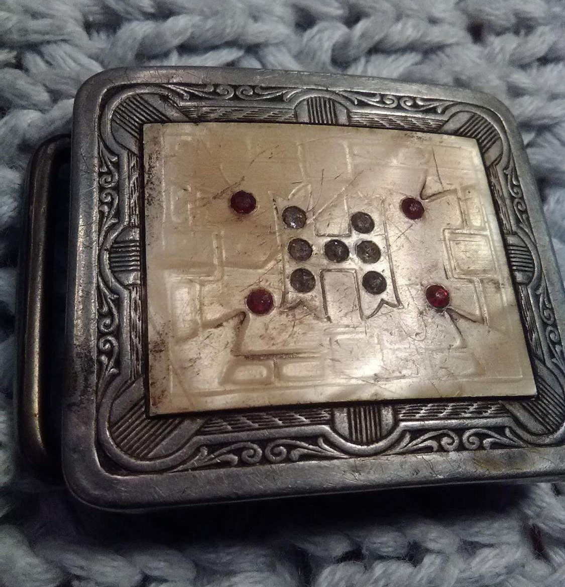 Versilberte Vintage Gürtelschnalle Mit Buchstabe "H" Und Rubinen." von Juntiqueaux