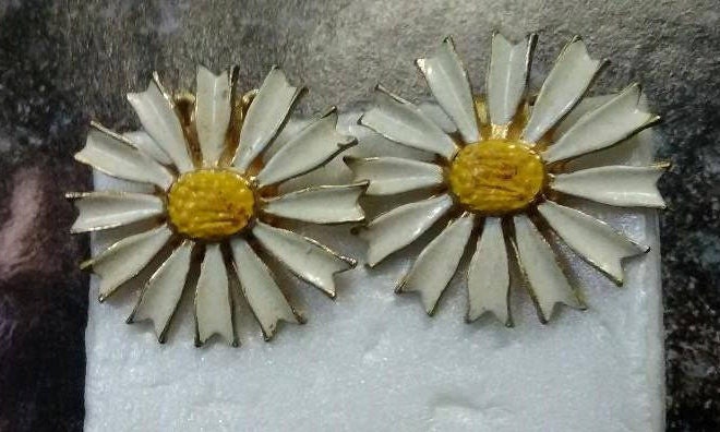 Vintage Emaille-Gänseblümchen-Clip-On Goldtone-Ohrringe von Juntiqueaux