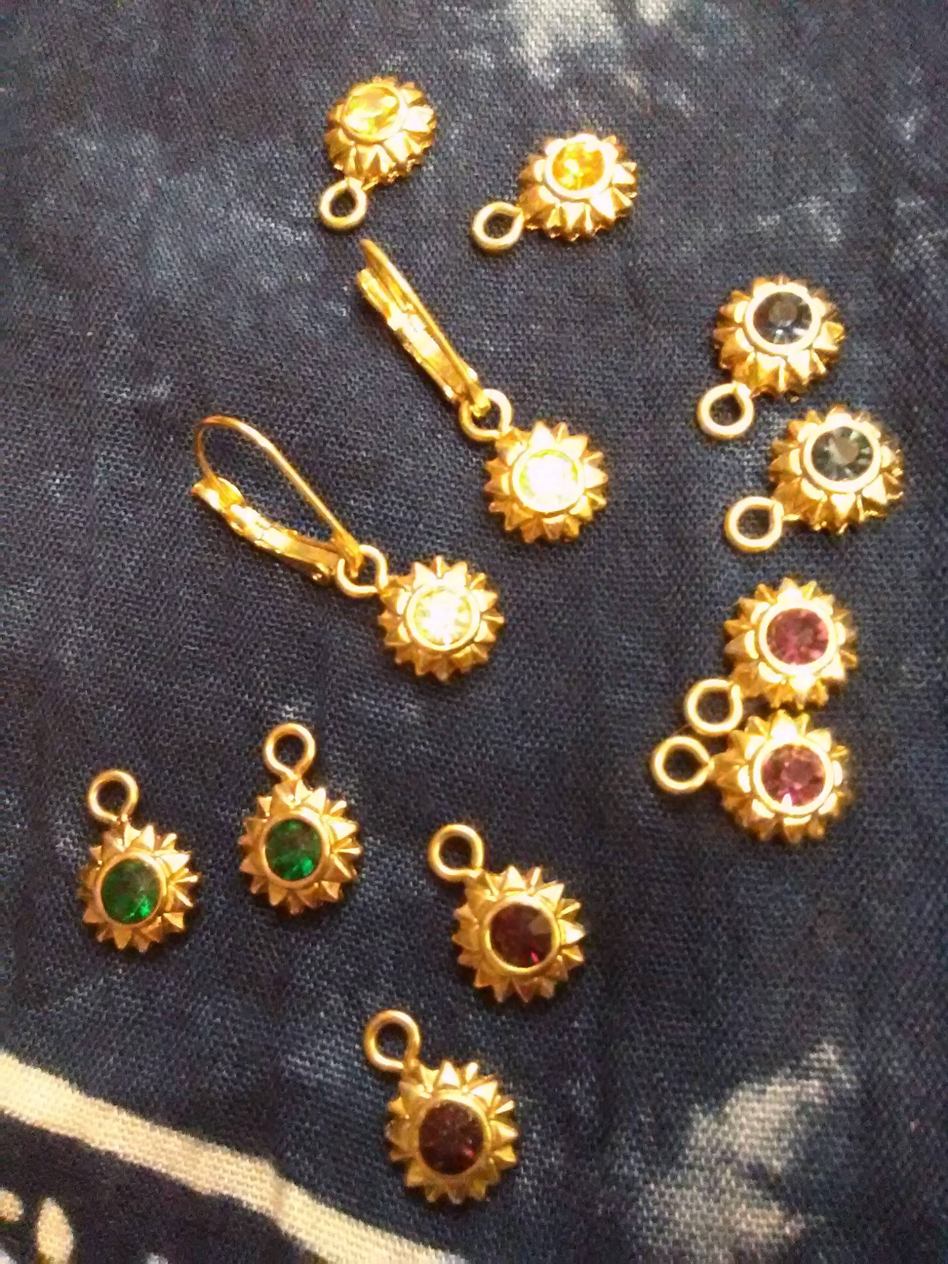 Wählen Sie Heutige Color Drop Gold-Ton Starburst Ohrringe von Juntiqueaux