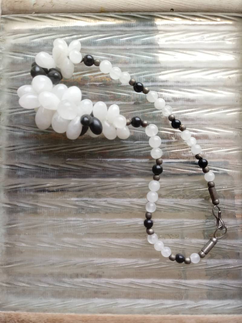 Weißer Quarz Kristall Und Schwarz Jet Edelstein Halsband Weißer Quarz Kristall Und Schwarz Jet Edelstein Halsband von Juntiqueaux