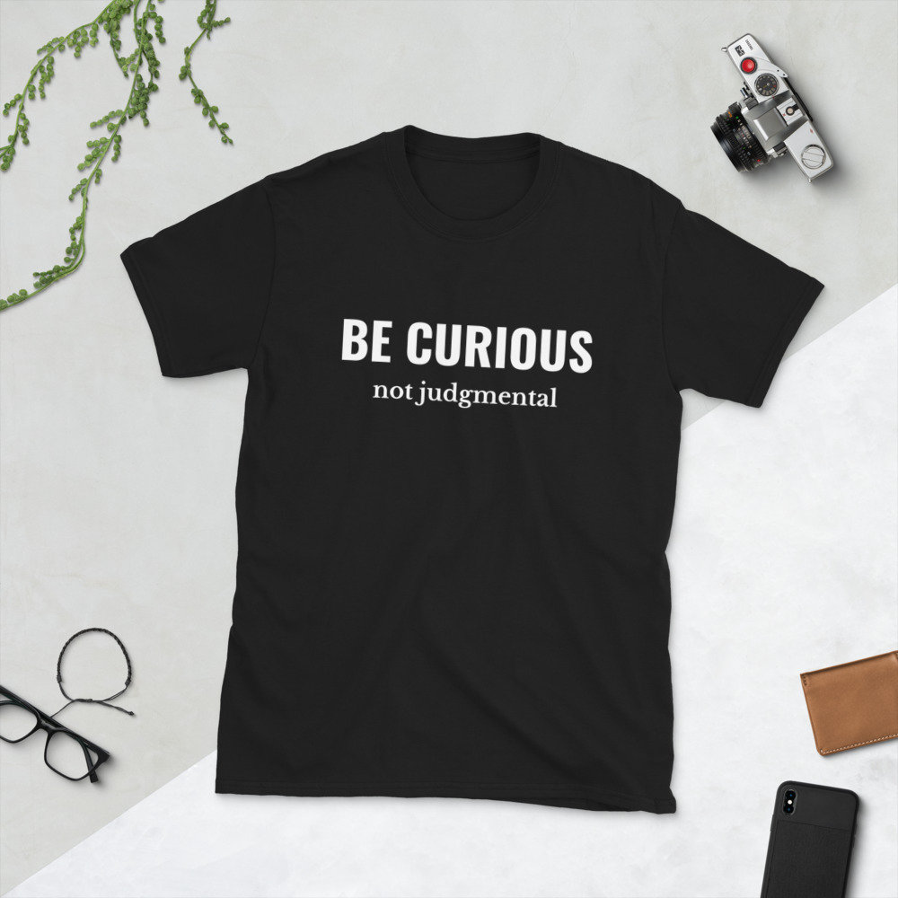 Be Curious Not Judgmental Inspirierendes Zitat Kurzarm Unisex T-Shirt von JuntoTees