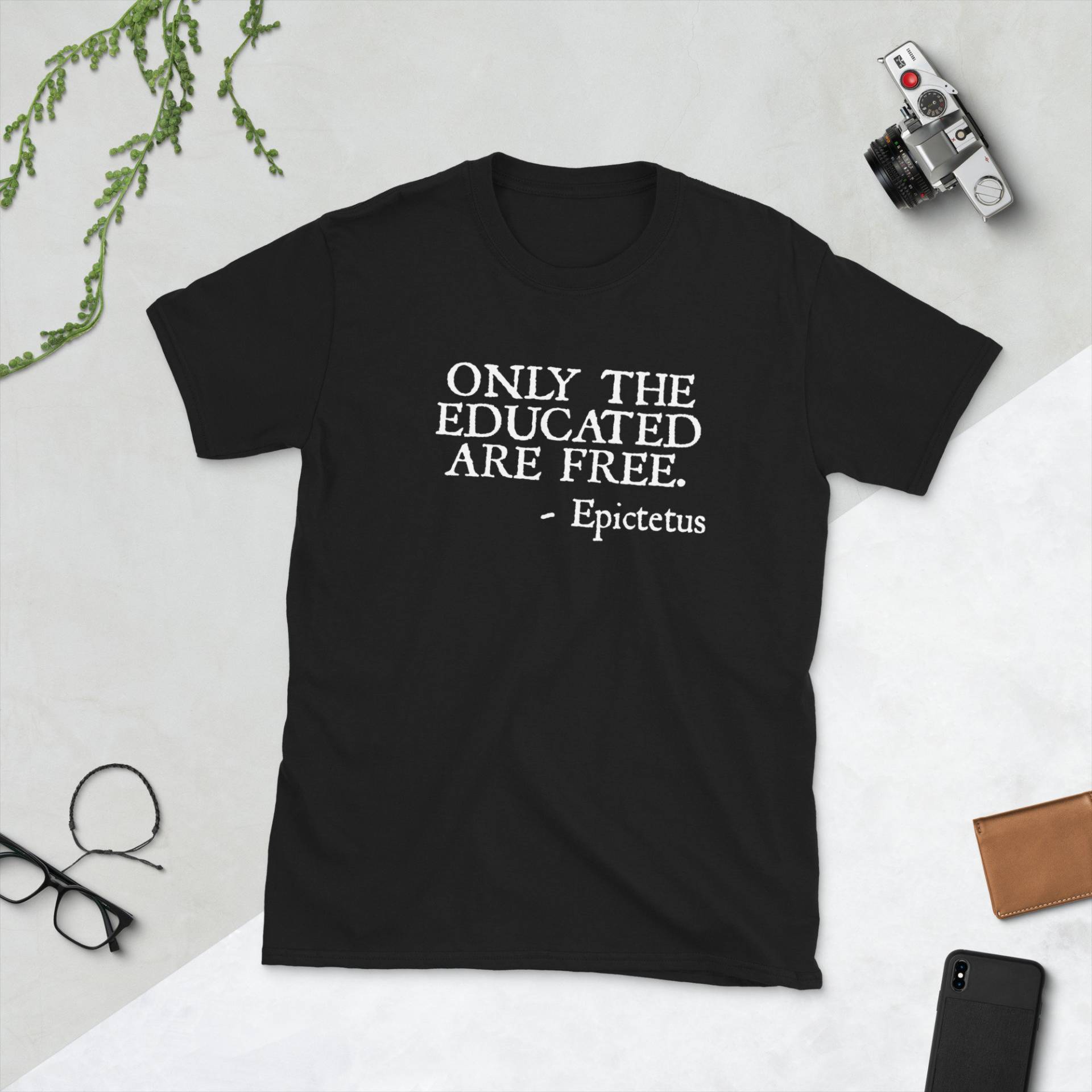 Epiktet Zitat Über Bildung Und Freiheit Stoizismus Stoiker Kurzarm Unisex T-Shirt von JuntoTees