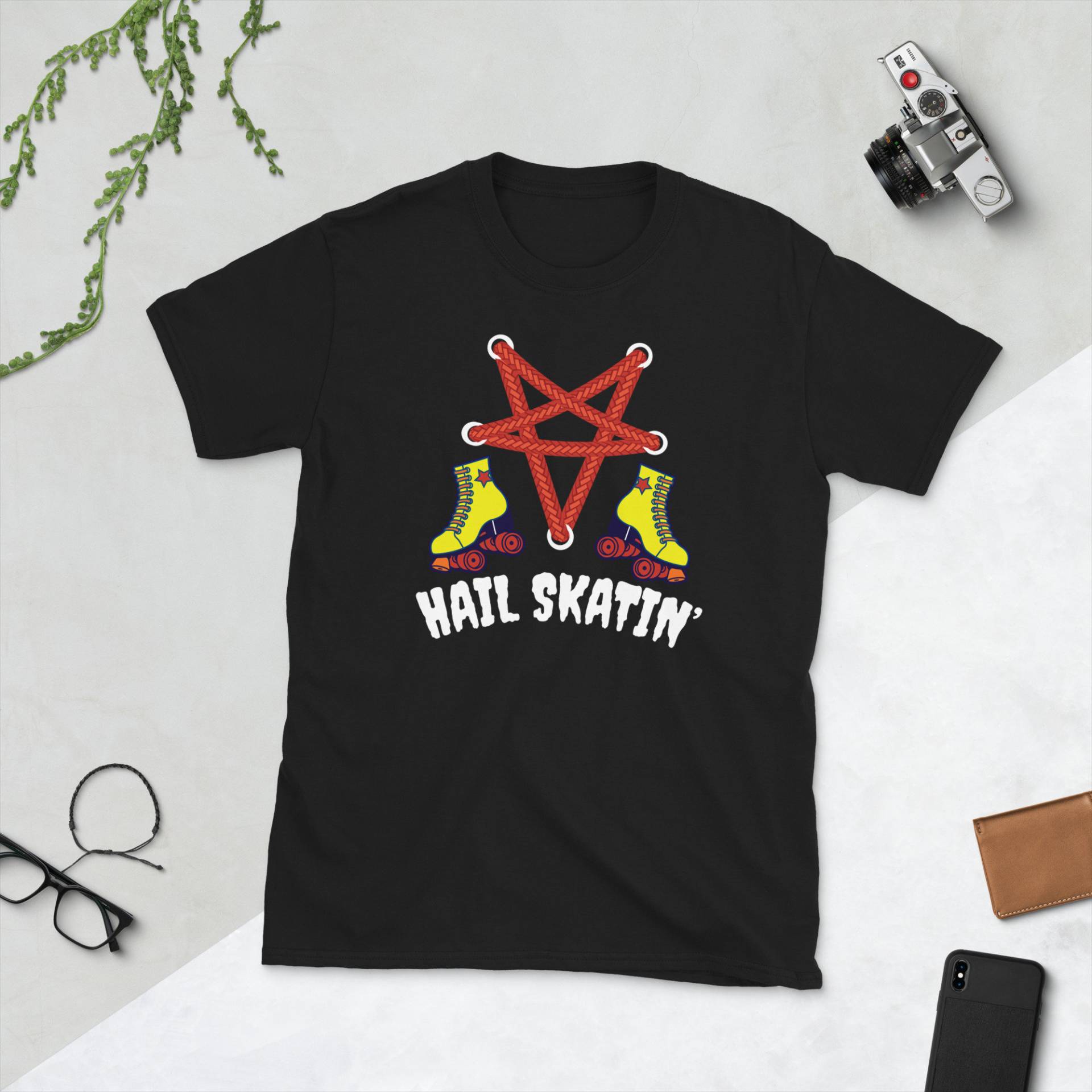 Hail Skatin Satan Punk Skating Roller Derby Kurzarm Unisex T-Shirt von JuntoTees