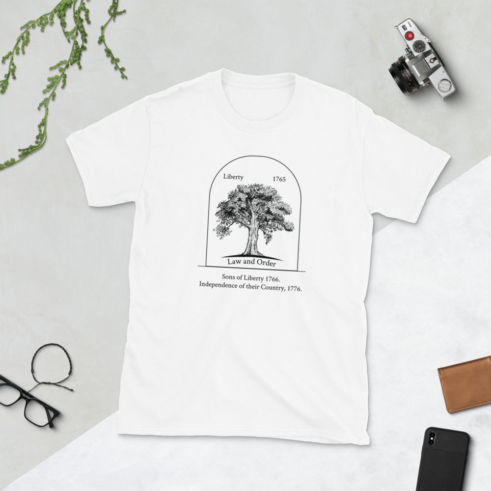 Liberty Tree Law & Order American Revolution Kurzarm Unisex T-Shirt von JuntoTees