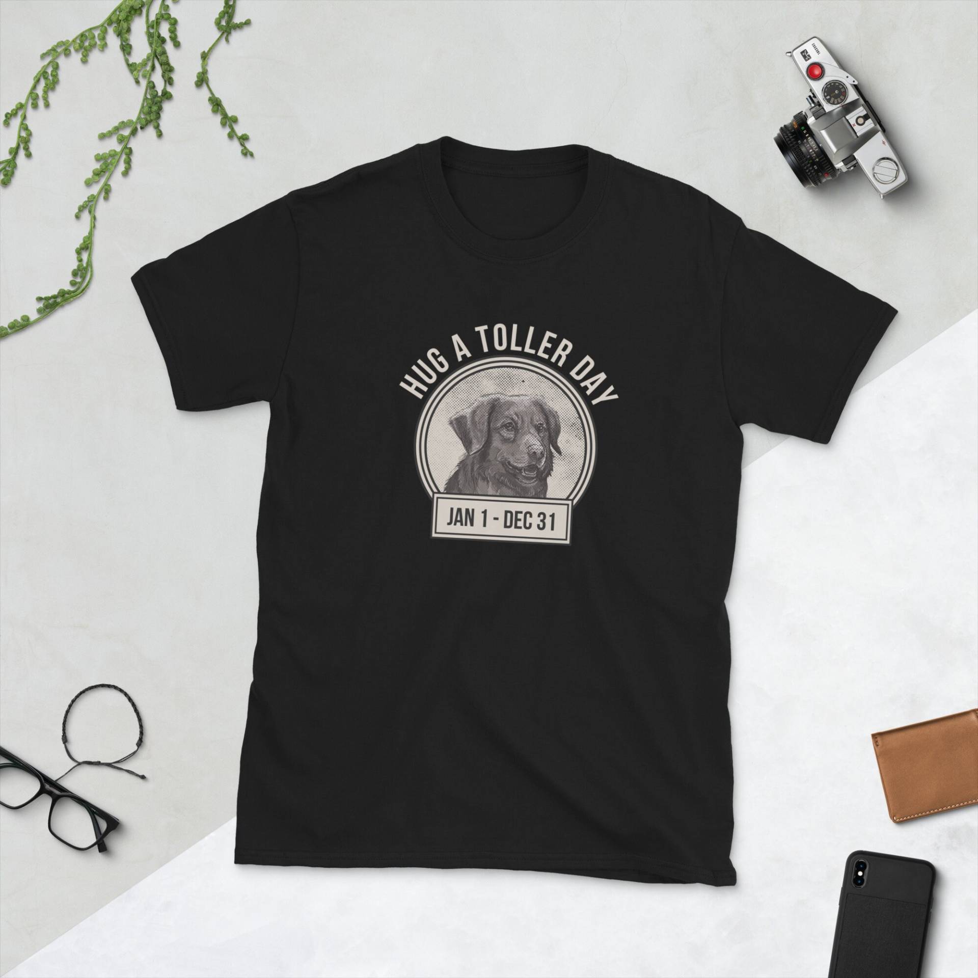 Nova Scotia Duck Tolling Retriever Nsdtr Hug A Toller Kurzarm Unisex T-Shirt von JuntoTees