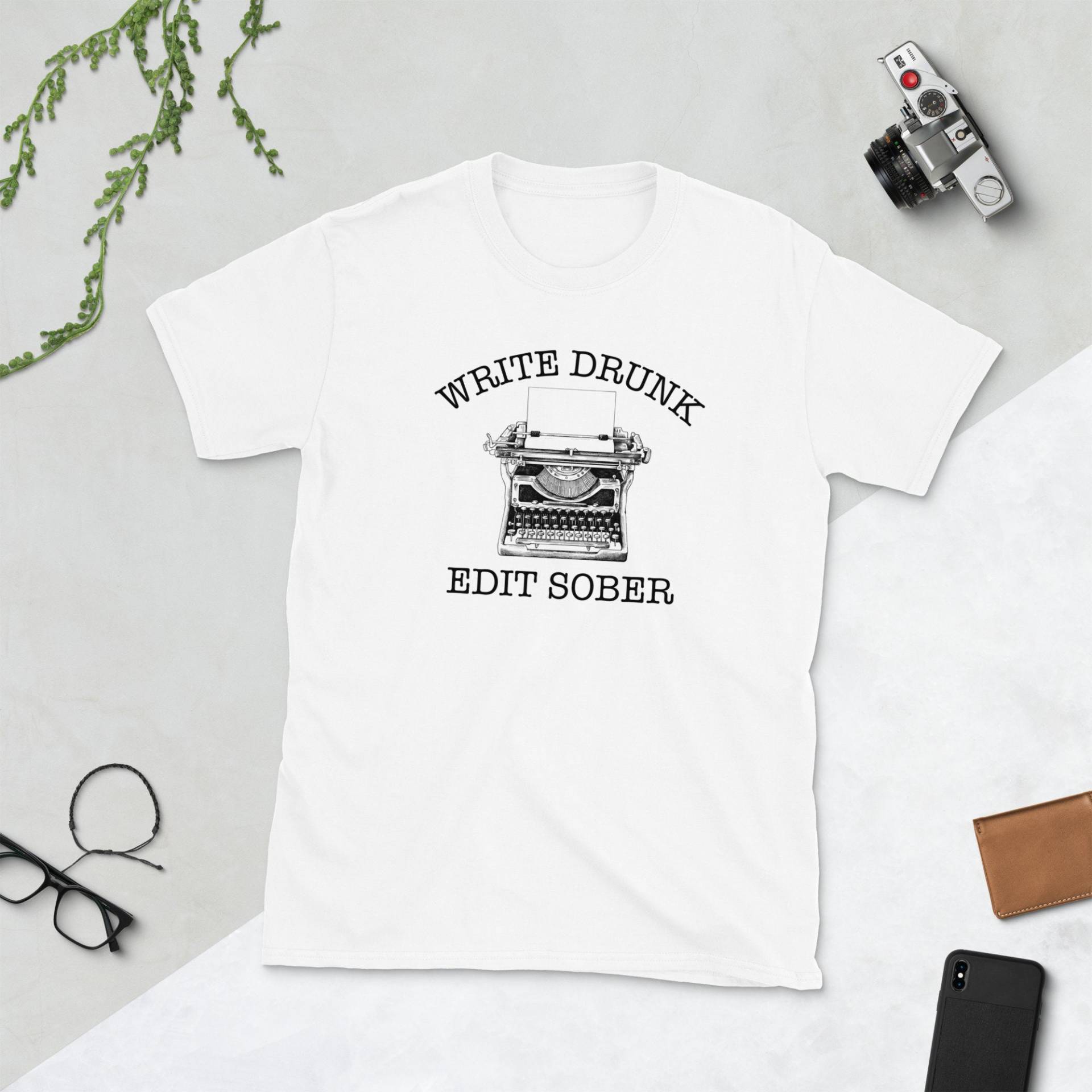 Schreiben Sie Drunk Bearbeiten Nüchterne Schreibmaschine Lustiger Schriftsteller Redakteur Kurzarm Unisex T-Shirt von JuntoTees