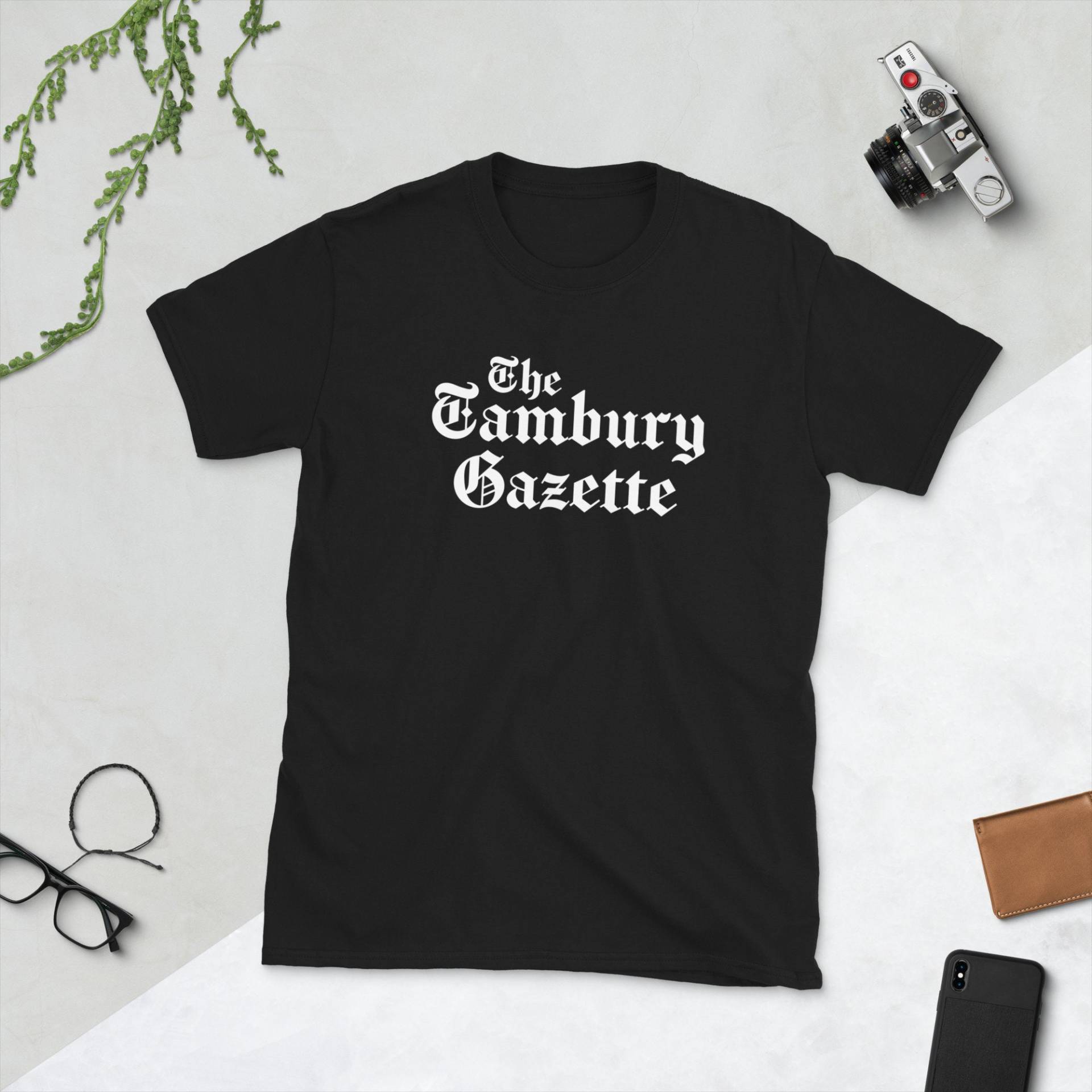 Tambury Gazette Kurzarm Unisex T-Shirt von JuntoTees