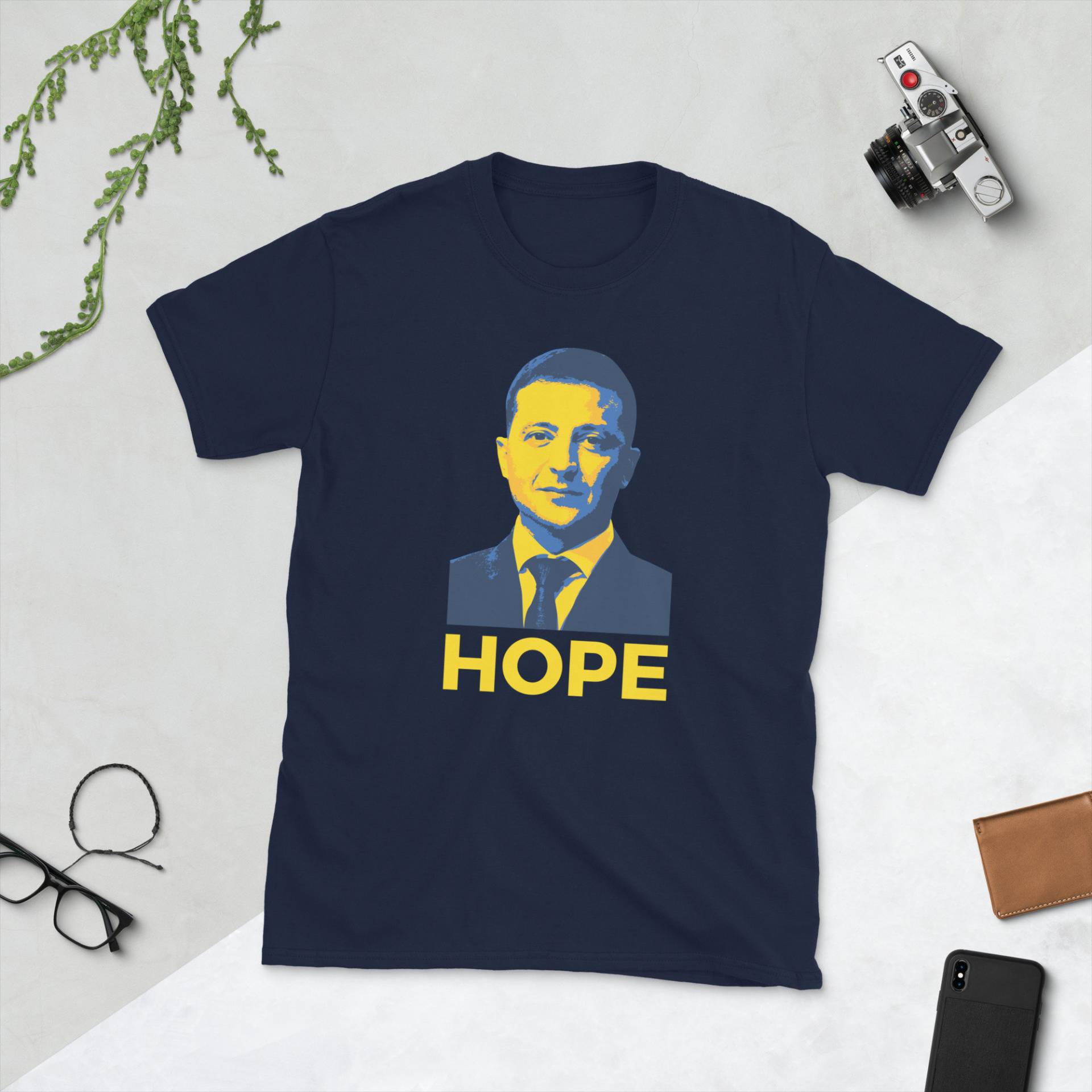 Ukraine Präsident Volodymyr Zelensky Hope Kurzarm Unisex T-Shirt von JuntoTees