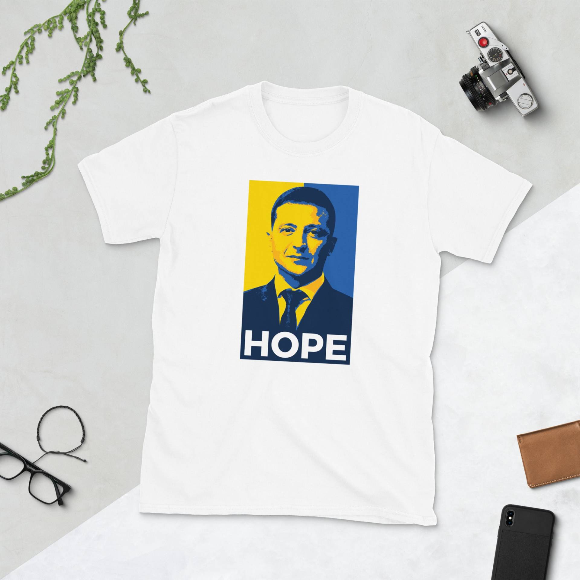 Ukraine Präsident Volodymyr Zelensky Hope Kurzarm Unisex T-Shirt von JuntoTees