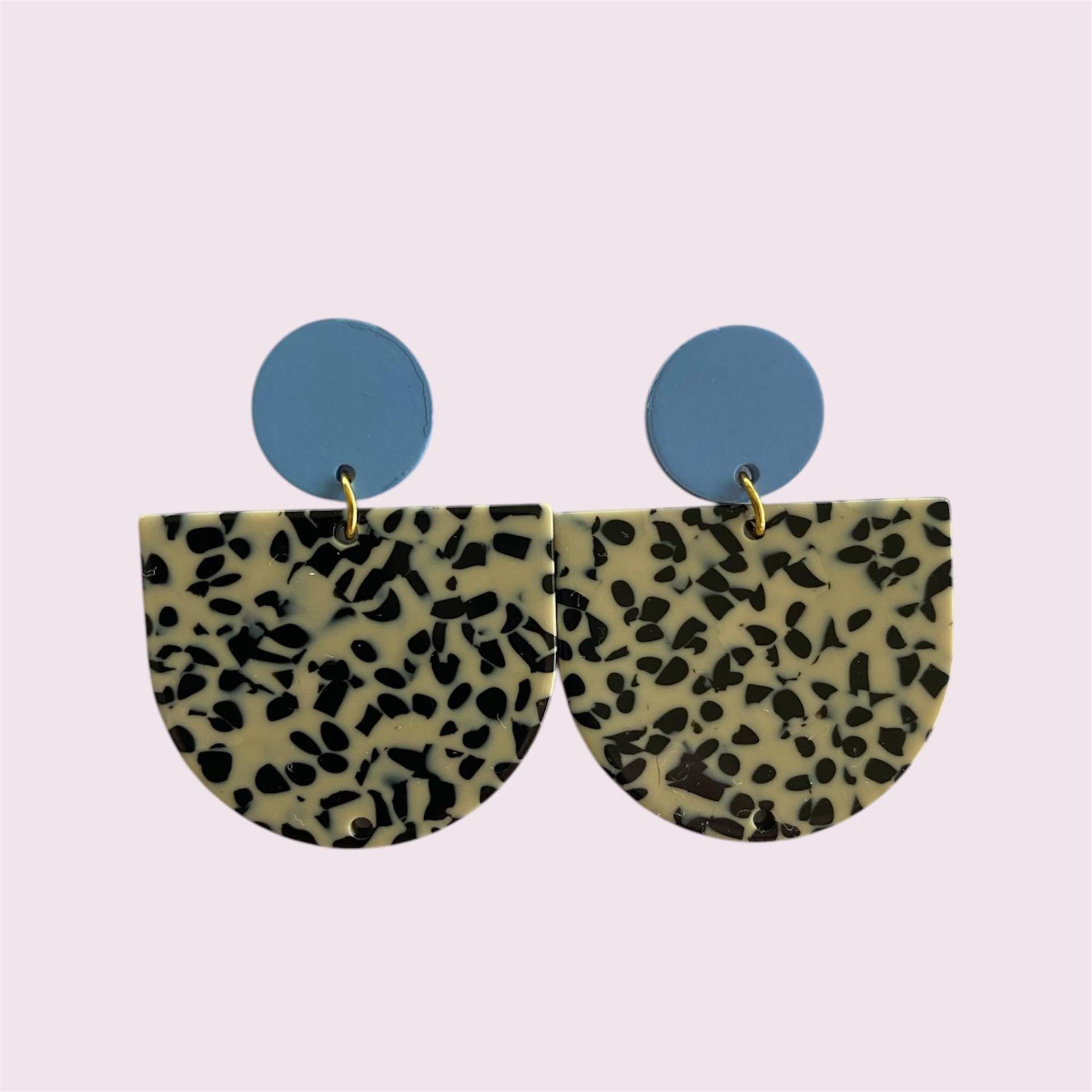 statement Ohrring "Leo", Halbmond-Ohrring, Leo-Hellblau, Leopard von JuperStudio