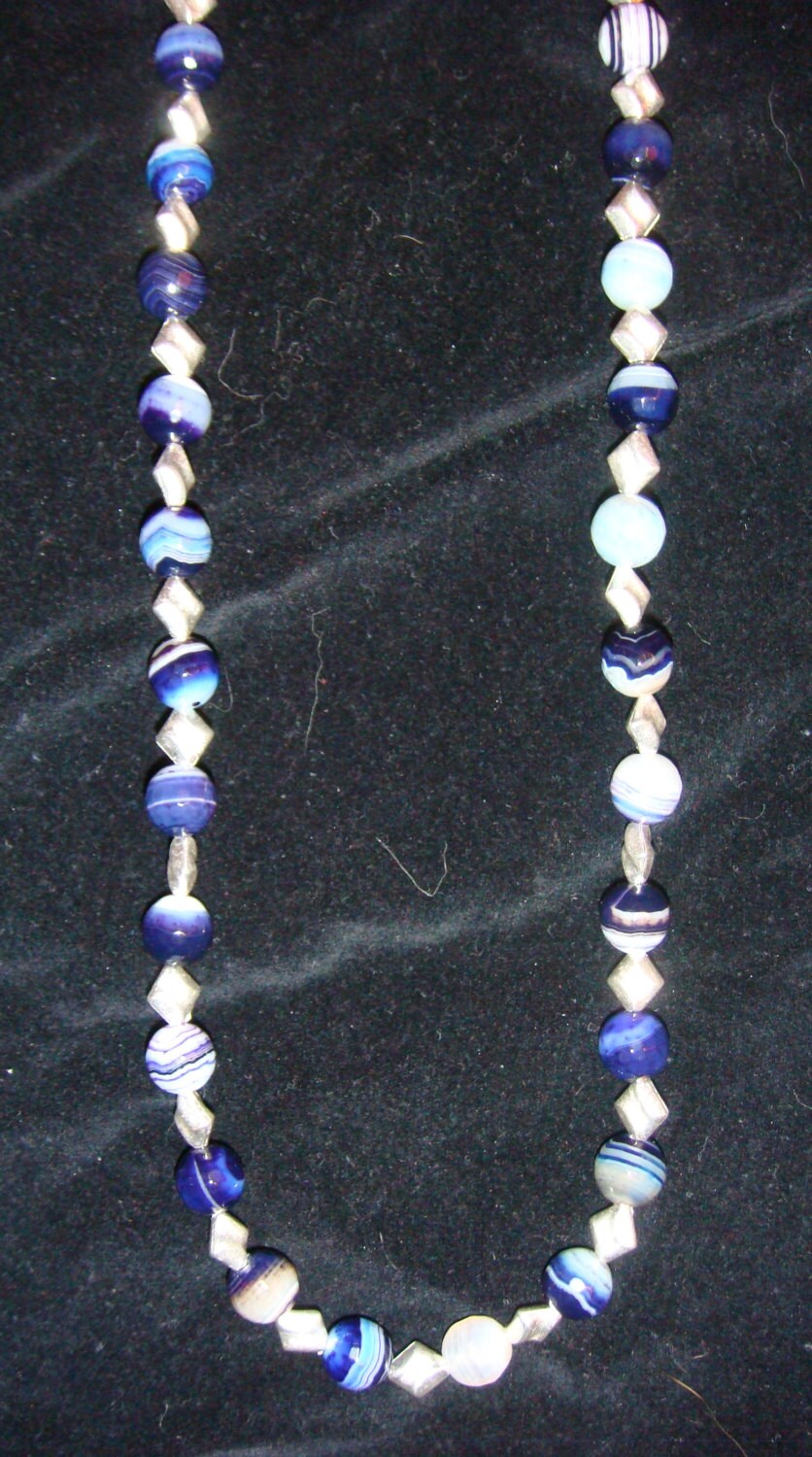 Blau Und Weiß Achat Basis-Metall-Halskette Blau Und Weiß Achat Basis-Metall-Halskette von JupiterMoonDesigns