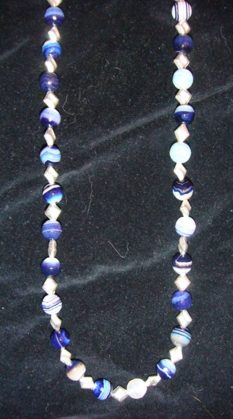 Blau Und Weiß Achat Basis-Metall-Halskette Blau Und Weiß Achat Basis-Metall-Halskette von JupiterMoonDesigns