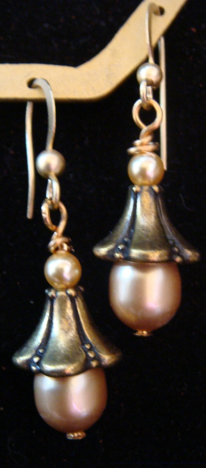 Champagner Swarovskiperlen in Bronze Zapfen Ohrstecker Champagner Swarovskiperlen in Bronze Zapfen Ohrstecker von JupiterMoonDesigns
