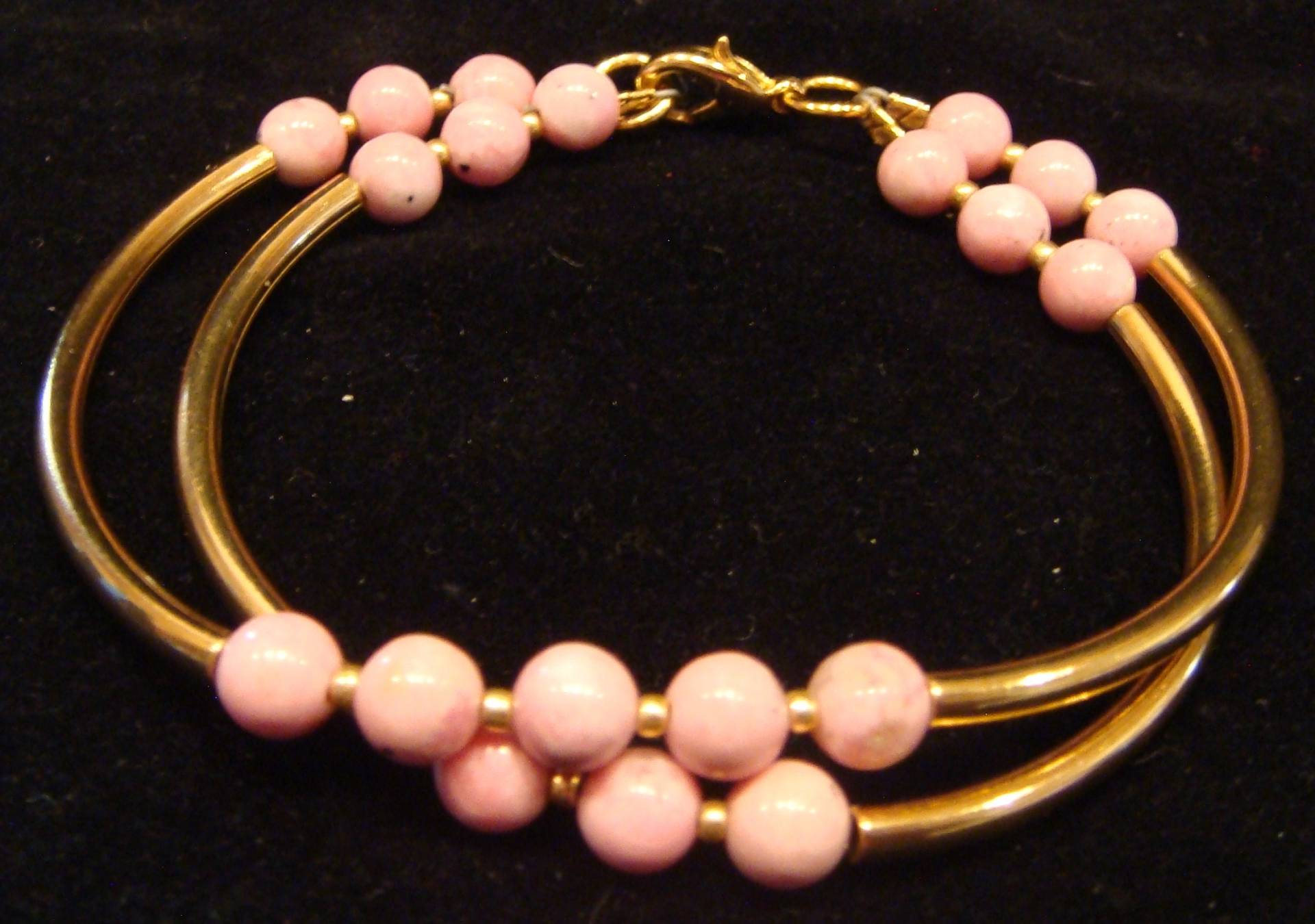 Doppelstrang Armband Mit Goldfarbenen Röhrenperlen Und Rhodochrosit Rundperlen Doppelstrang Armband Mit Goldfarbenen Röhrenperlen Und Rhodochrosit Rundperlen von JupiterMoonDesigns