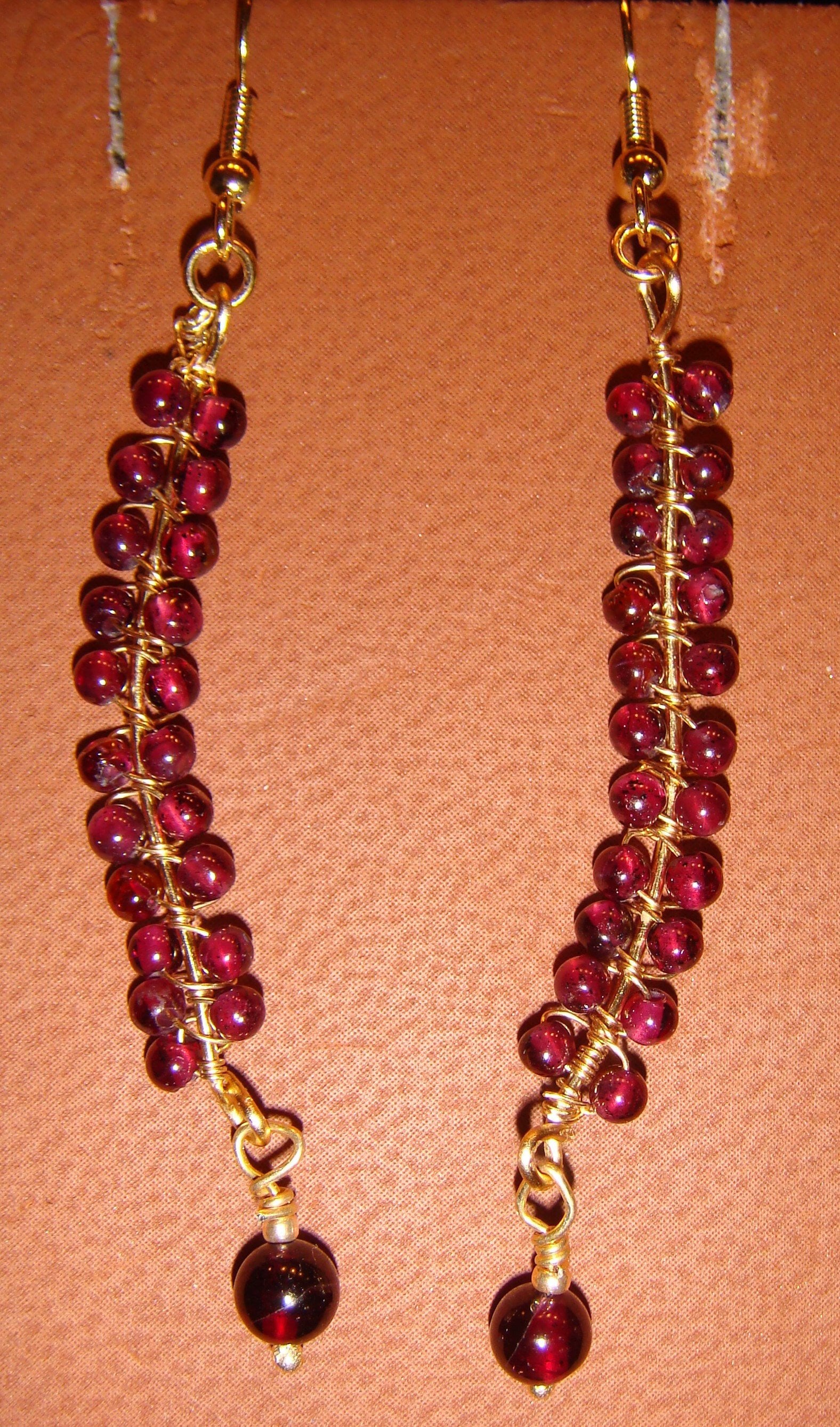 Granat Und Golddraht Ohrringe Granat Und Golddraht Ohrringe von JupiterMoonDesigns