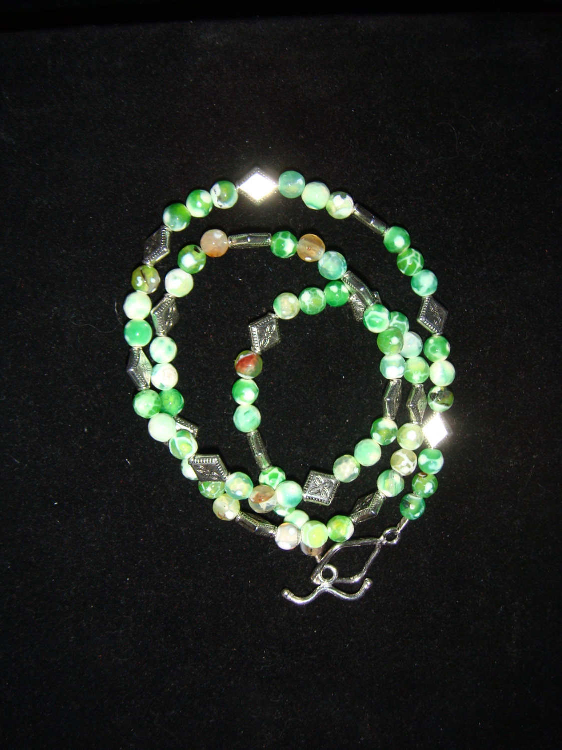 Grünachat Und Weiße Jade Wickellederarmband Oder Halskette - Siehe Variationen Grünachat Und Weiße Jade Wickellederarmband Oder Halskette - Siehe Variationen von JupiterMoonDesigns