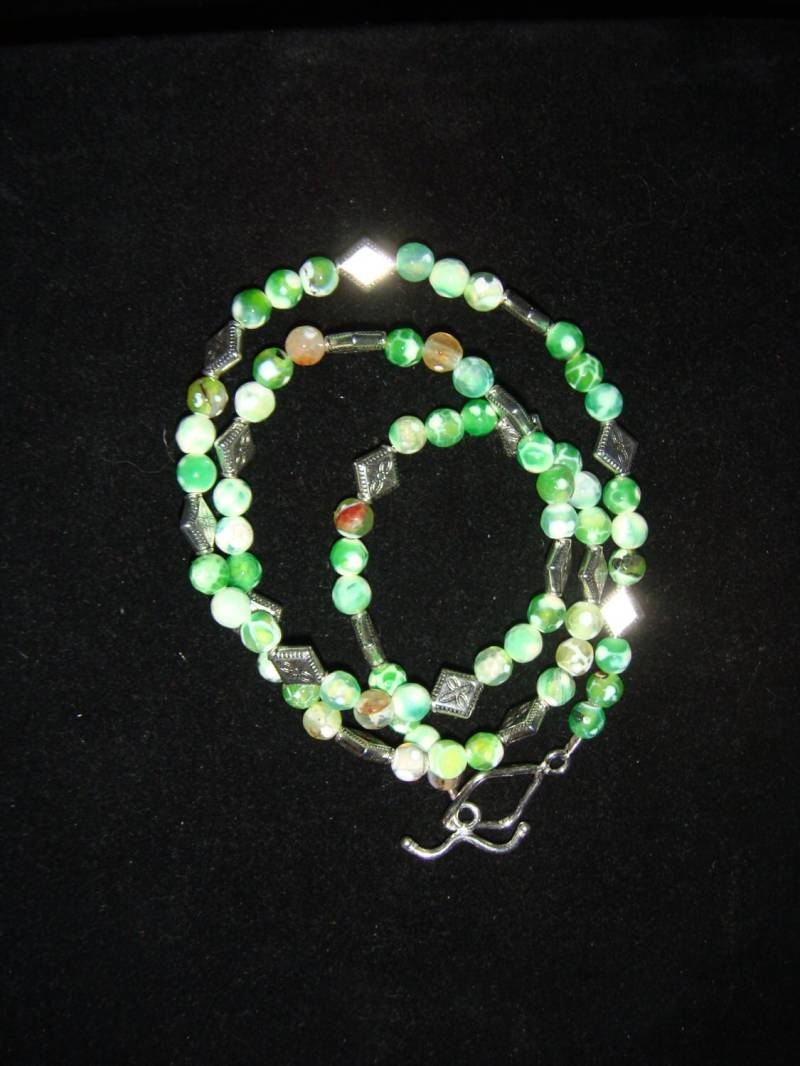 Grünachat Und Weiße Jade Wickellederarmband Oder Halskette - Siehe Variationen Grünachat Und Weiße Jade Wickellederarmband Oder Halskette - Siehe Variationen von JupiterMoonDesigns