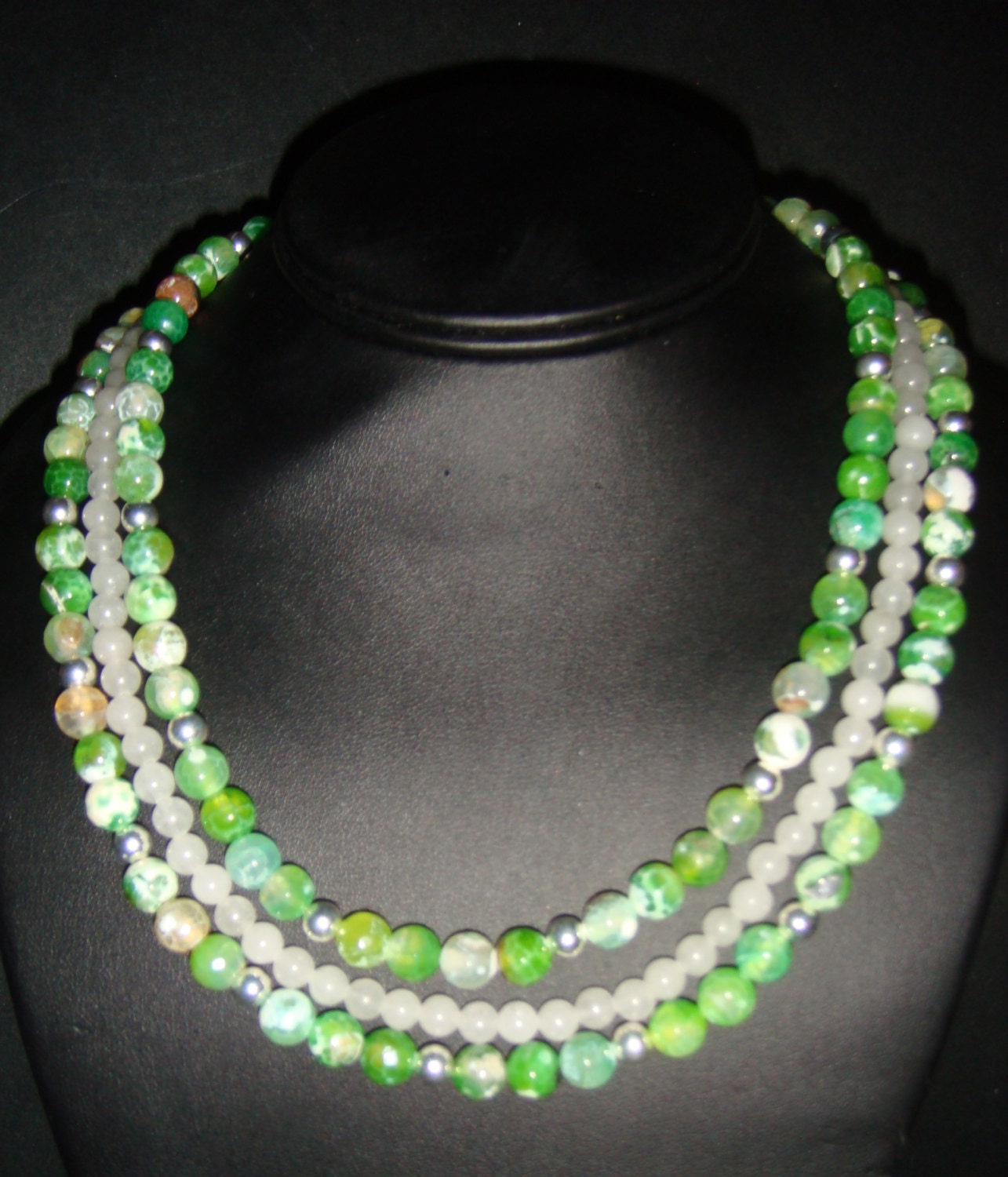 Grüner Achat Und Weiße Jade Triple Strand Halskette Mit Zinn Grüner Achat Und Weiße Jade Triple Strand Halskette Mit Zinn von JupiterMoonDesigns