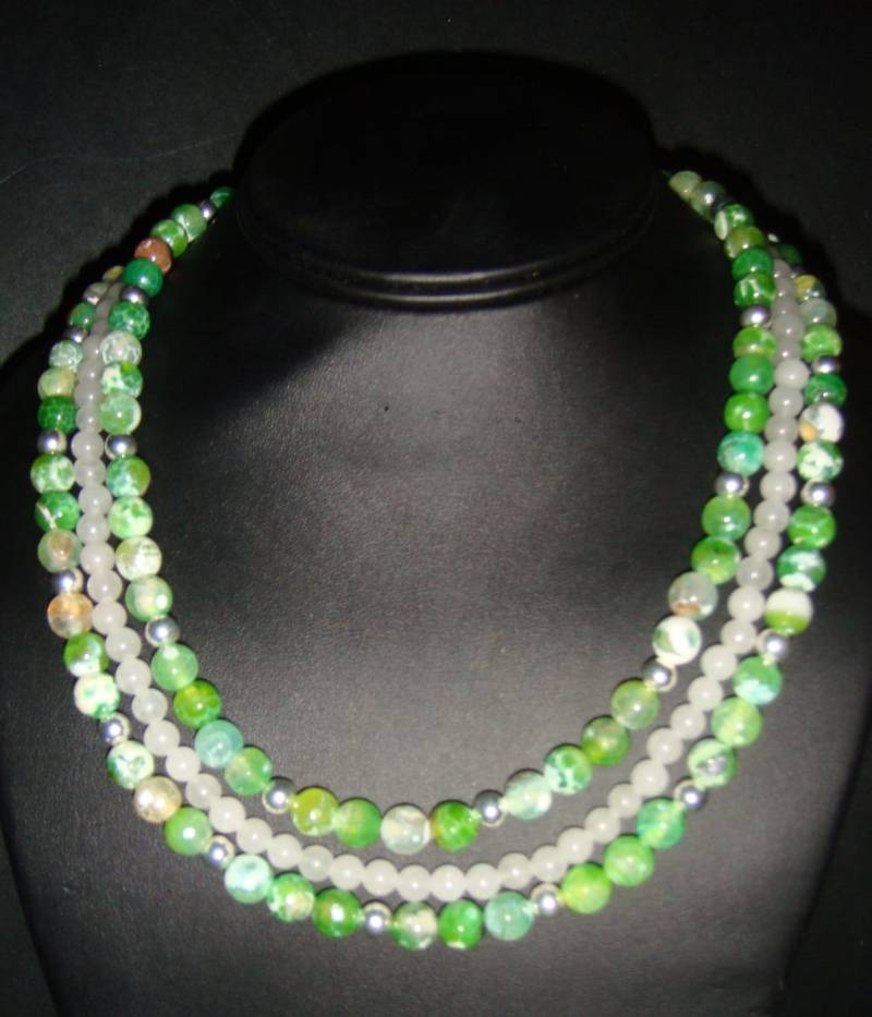 Grüner Achat Und Weiße Jade Triple Strand Halskette Mit Zinn von JupiterMoonDesigns