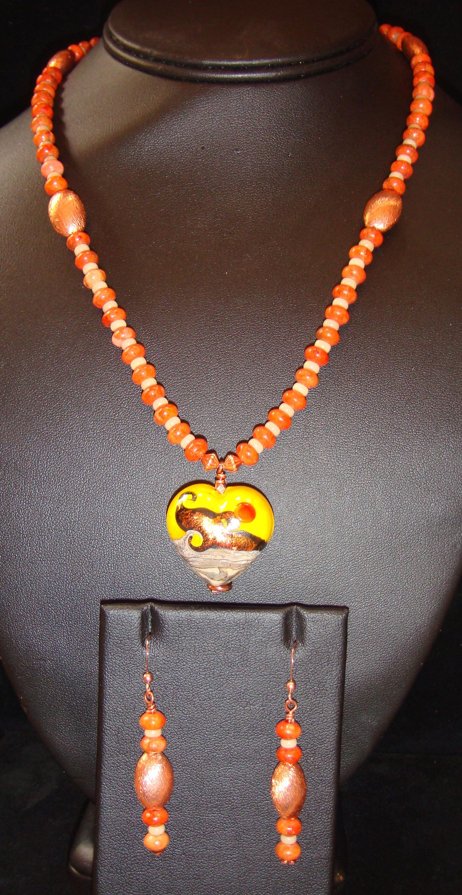 Orange, Gelb Und Kupfer Halskette Mit Herz Geformt Anhänger Passende Ohrringe Orange, Gelb Und Kupfer Halskette Mit Herz Geformt Anhänger Passende Ohrringe von JupiterMoonDesigns